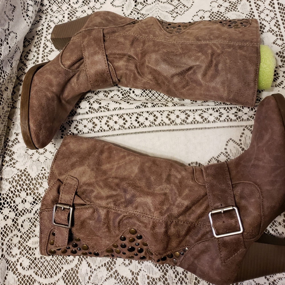 Ladies shabby chic boots.